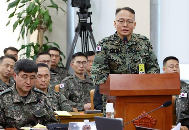이상현 특수전사령부 제1공수특전여단장이 21일 국회에서 열린 ‘윤석열 정부의 비상계엄 선포를 통한 내란 혐의 진상규명 국정조사특별위원회’ 4차 청문회에서 발언하고 있다. 이 여단장은 12·3 비상계엄 당시 곽종근 전 특수전사령관에게 윤석열 대통령이 ‘국회의원을 끌어내고 필요하면 전기도 끊으라’는 지시를 했다는 취지로 증언했다. 뉴시스