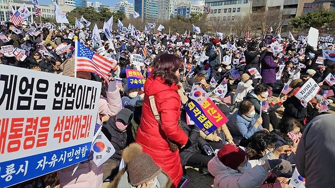 22일 오후 2시 대전시청 앞 남문광장에서 열린 윤 대통령 탄핵 반대 집회 '세이브코리아 국가비상기도회'에서 참가자들이 발언자들 연설을 듣고 있다. 사진=김원준 기자