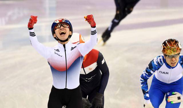 린샤오쥔이 2018 평창동계올림픽 남자 1,500m 결선에서 가장 먼저 결승선을 통과한 뒤 환호하고 있다. 한국일보 자료사진