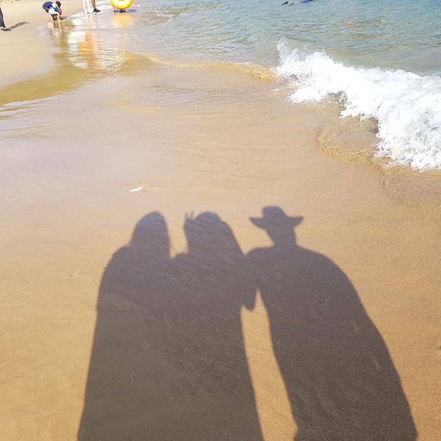 지난해 9월, '거제 응급실 뺑뺑이 사건'으로 아버지를 잃은 박연우(가명·26)씨 가족이 바닷가에 놀러가 찍었던 행복했던 시절의 사진. 박연우씨 제공