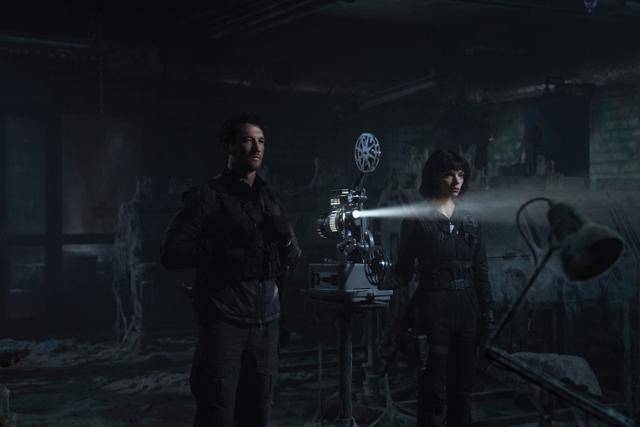 리바이와 드라사는 협곡의 비밀을 알게 되고, 살아서 도망칠 방법을 모색한다. 애플TV플러스 제공