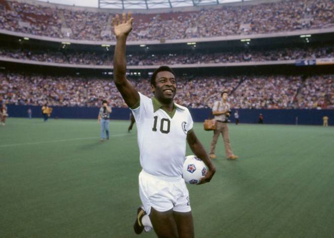 NASL(North American Soccer League)은 1968년부터 1984년까지 존재했던 북미의 1부 프로축구리그다. 유럽 축구와는 달리 NASL은 처음부터 축구 선수들에게 고유의 번호를 부여했다. 1977년 뉴욕 코스모스의 축구 스타 펠레의 등번호 10번은 영구 결번이 되었다. 축구에서 나온 세계 최초의 영구 결번이었다. 사진은 뉴욕에서 뛰던 시절의 펠레. 뉴욕 코스모스 홈페이지