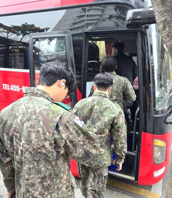 예비군 훈련장 수송버스에 탑승하는 예비군. [사진 영등포구]