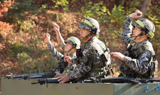 예비병력이 되겠다며 창단한 '시니어 아미' 회원들이 춘천과학화예비군훈련장에서 수류탄 투척 훈련 체험을 하고 있다. [연합뉴스]