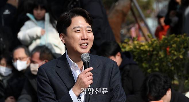 이준석 개혁신당 의원이 2일 서울 마포구 홍대 레드로드 버스킹거리에서 정치 현안 관련 기자회견을 하고 있다. 권도현 기자