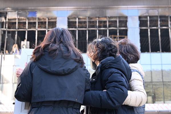 22일 오전 반얀트리 해운대 부산 신축 공사장 앞에서 기자회견을 끝낸 화재 참사 유족들이 사고 현장을 보며 오열하고 있다. 이원준 기자