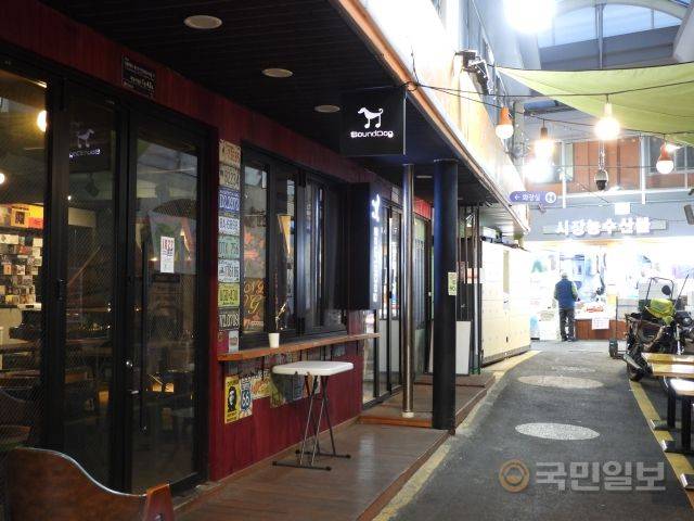 서울 용산구 후암동 재래시장에 위치한 재즈클럽 '사운드독'의 전경. 박주원 인턴기자