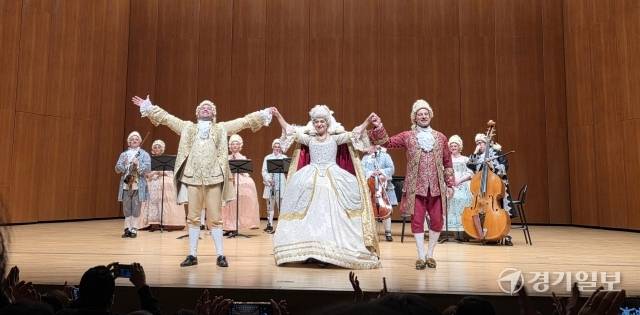 이탈리아를 대표하는 바로크 앙상블 ‘이 무지치 베네치아니’가 지난 18일 수원SK아트리움에서 열린 내한 공연에서 관객에게 인사하고 있다. 이나경기자