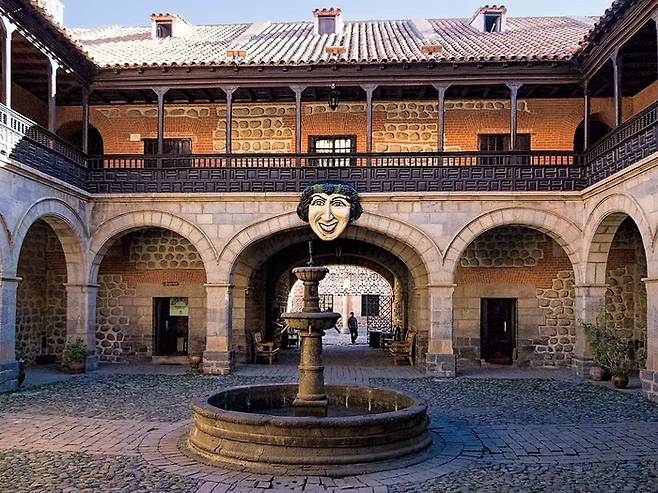 “돈이 많으면, 절로 웃음이 나는 법이지. 어쩌면 당신이 슬픈 이유일지도.” 포토시에 건립된 조페국. [사진출처=Dan Lundberg]