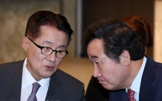 이낙연(오른쪽) 전 국무총리와 박지원 더불어민주당 의원이 2018년 10월 1일 서울 중구 플라자호텔에서 열린 김대중-오부치 공동선언 20주년과 동아시아 미래비전 기념식에 참석해 이야기를 나누고 있다. 뉴시스