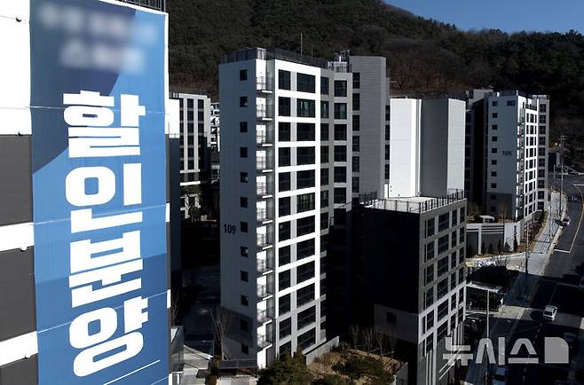 [대구=뉴시스] 이무열 기자 = 19일 대구 수성구의 한 아파트에 할인분양 관련 현수막이 붙어있다. 정부가 지방의 '악성 미분양' 주택 문제를 해소하기 위해 한국토지주택공사(LH)를 통해 약 3000호를 직접 매입하기로 했다. 국토부에 따르면 지난해 12월 기준 전국 미분양 아파트는 7만173가구로 지난 2012년(7만4835가구) 이후 12년 만에 최다 수준이다. 지방 미분양 주택은 2022년부터 5만호 수준이다. 지난해 지방 미분양 주택은 5만3000호로 이 중 '악성 미분양'으로 분류되는 준공 후 미분양은 1만7200호에 달한다. 대구·경북 등 지방 아파트의 대규모 미분양은 중견 규모의 건설사까지 영향을 받았을 정도다. 2025.02.19. lmy@newsis.com