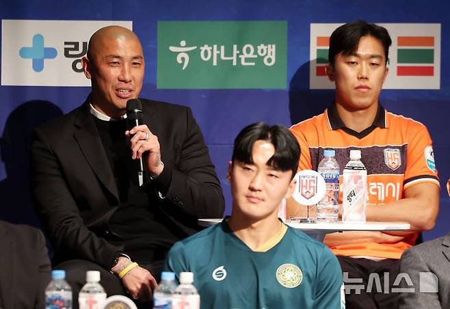 [서울=뉴시스] 홍효식 기자 = 지난 19일 서울 마포구 누리꿈스퀘어에서 열린 K리그2 2025 개막 미디어데이에서 화성FC 차두리 감독이 각오를 밝히고 있다. 2025.02.19. yesphoto@newsis.com