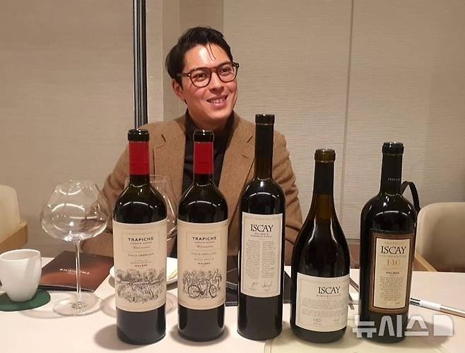 [서울=뉴시스] 아르헨티나 와인 회사인 트라피체의 안토니 후인(Anthony Huynh) 수출 매니저가 21일 서울 용산구의 한 호텔에서 열린 기자간담회에서 한국에서 주력 판매 중인 자사의 프리미엄 와인 5종에 대해 소개하고 있다. 2025.02.21. photo@newsis.com