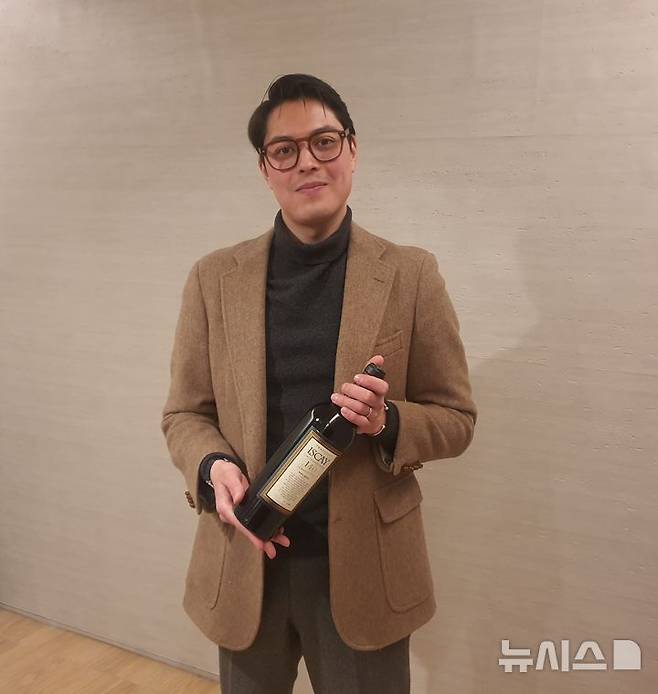 [서울=뉴시스] 아르헨티나 와인 회사인 트라피체의 안토니 후인(Anthony Huynh) 수출 매니저가 21일 서울 용산구의 한 호텔에서 열린 기자간담회에서 한국에서 주력 판매 중인 자사의 프리미엄 와인을 들고 기념 촬영을 하고 있다. 2025.02.21. photo@newsis.com