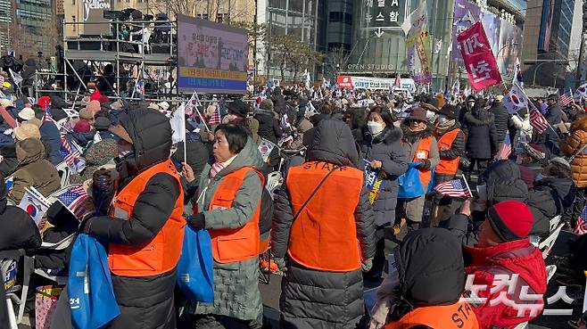 22일 계엄합법·탄핵반대 국민대회 시작 전 사랑제일교회 성도들이 집회 참여자들로부터 헌금을 걷고 있다. 박인 기자