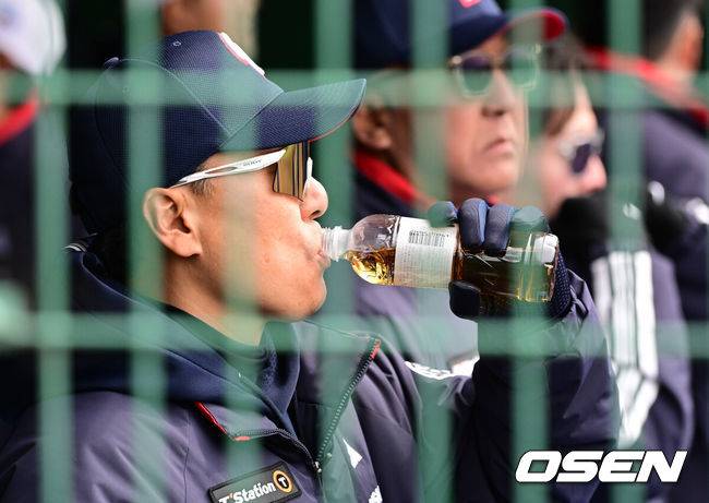 [OSEN=미야자키(일본), 지형준 기자]&nbsp;21일 일본 미야자키 기요타케 스포츠파크 2구장에서 두산 베어스가 일본 실업팀 세가사미와 스프링캠프 첫 연습경기를 가졌다. 이날 경기에서 두산은 1-8로 완패했다.두산 이승엽 감독이 목을 축이고 있다. 2025.02.21 /jpnews@osen.co.kr