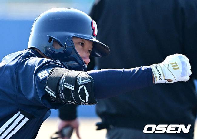 [OSEN=미야자키(일본), 지형준 기자]&nbsp;22일 일본 미야자키 니치난시 난고 스타디움에서 두산 베어스가 일본프로야구 세이부 라이온스와 두 번째 연습경기를 가졌다.이날 두산이 5-4로 승리하며 연습경기 첫 승을 거뒀다.5회초 2사 만루에서 두산 추재현이 싹쓸이 3타점 적시 3루타를 날리며 기뻐하고 있다 2025.02.22 /jpnews@osen.co.kr