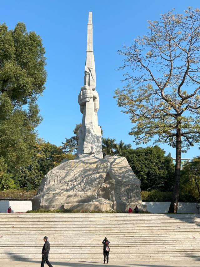 ▲광저우기의기념비. 손으로 총을 움켜쥔 모습을 형상화하였고, 아래 부분에는 광저우 봉기의 과정을 조각으로 표현했다. 덩샤오핑이 쓴 글귀인 "광저우기의열사영수불후”(廣州起義烈士永垂不朽)가 새겨져 있다. ⓒ사진 윤세병