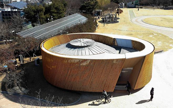 20일 수성못을 찾은 시민들이 상화동산 화장실을 이용하고 있다. 대구=뉴스1