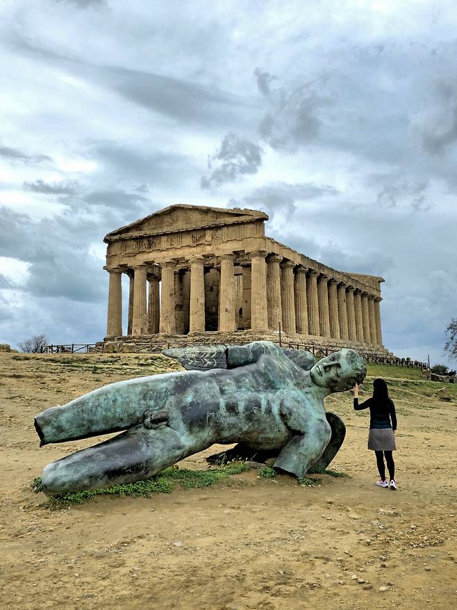 콩코르디아 신전과 이카로스 청동 조각상.