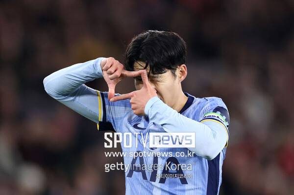 ▲ 토트넘 홋스퍼 주장 손흥민을 상징하는 '찰칵 세리머니', 주변에서는 이 세리머니를 이제 사우디아라비아로 가서 하라고 고사를 드리고 있다.