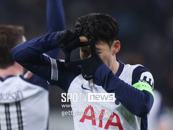 ▲ 토트넘 홋스퍼 주장 손흥민을 상징하는 '찰칵 세리머니', 주변에서는 이 세리머니를 이제 사우디아라비아로 가서 하라고 고사를 드리고 있다.