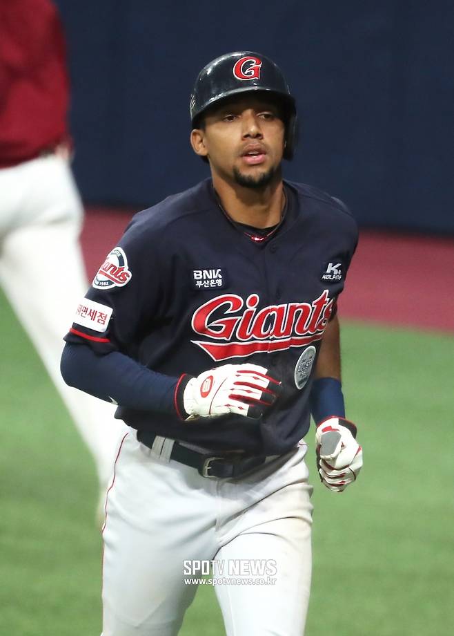 ▲ 2020년 롯데에 입단한 마차도는 144경기에 모두 출전, 타율 .280 136안타 12홈런 67타점 15도루를 기록하면서 실책은 10개만 기록해 공격과 수비를 두루 갖춘 만능 유격수로 주목을 받았다. ⓒ곽혜미 기자