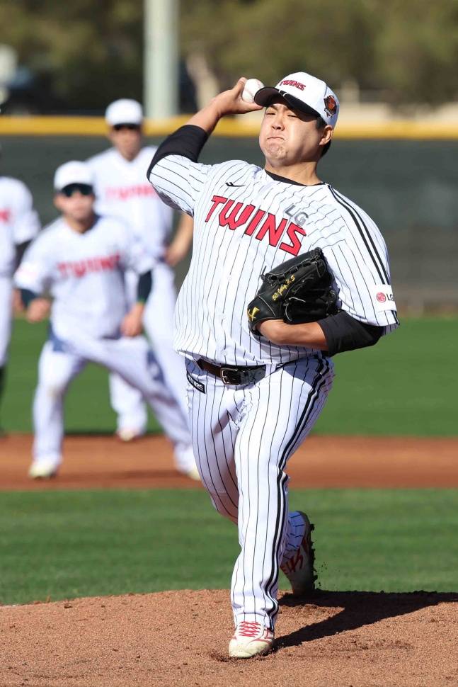 장현식이 미국 애리조나주 스코츠데일 인디언스쿨파크 야구장에서 열린 LG 스프링캠프에서 훈련하고 있다. /사진=LG 트윈스 제공