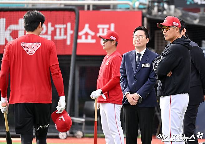 1일 오후 수원KT위즈파크에서 열리는 '2024 신한 SOL Bank KBO리그' SSG 랜더스와 KT 위즈의 5위 결정전 경기, SSG 이숭용 감독이 오태곤과 대화를 나누고 있다. 엑스포츠뉴스 DB