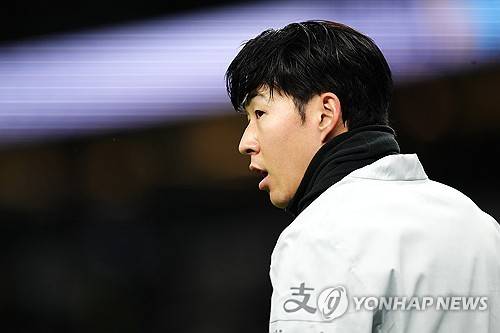 영국 매체 팀토크는 22일 '손흥민은 2015년 여름에 토트넘에 합류한 이후 프리미어리그에서 126골을 기록하며 역대 최다 득점자 20위 안에 들었다'라며 '맨유는 검증된 골잡이를 찾고 있으며, 2024-25시즌이 끝나면 자유계약선수(FA)로 손흥민을 영입할 생각이었던 것으로 알려졌다'라고 보도했다. 손흥민이 1년 계약 연장을 하면서 무산됐지만 맨유는 계속 손흥민을 노리고 있다는 게 팀토크의 보도다. 매체는 '토트넘은 이제 손흥민의 계약을 1년 연장했지만 맨유는 여전히 박지성의 발자취를 따를 수 있는 손흥민의 영입을 모색할 가능성이 있다'라고 주장했다. 연합뉴스