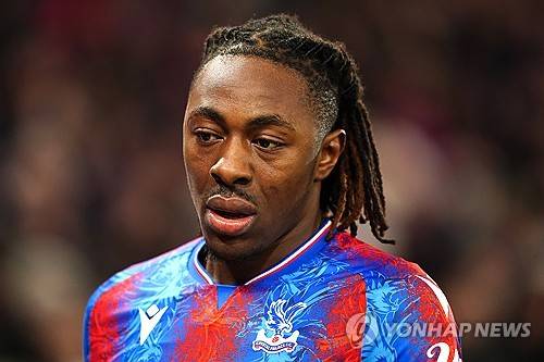 영국 매체 팀토크는 22일 '손흥민은 2015년 여름에 토트넘에 합류한 이후 프리미어리그에서 126골을 기록하며 역대 최다 득점자 20위 안에 들었다'라며 '맨유는 검증된 골잡이를 찾고 있으며, 2024-25시즌이 끝나면 자유계약선수(FA)로 손흥민을 영입할 생각이었던 것으로 알려졌다'라고 보도했다. 손흥민이 1년 계약 연장을 하면서 무산됐지만 맨유는 계속 손흥민을 노리고 있다는 게 팀토크의 보도다. 매체는 '토트넘은 이제 손흥민의 계약을 1년 연장했지만 맨유는 여전히 박지성의 발자취를 따를 수 있는 손흥민의 영입을 모색할 가능성이 있다'라고 주장했다. 연합뉴스