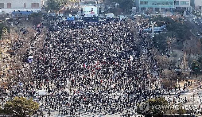 광장 메운 탄핵 반대 집회 참가자들 (대전=연합뉴스) 양영석 기자 = 22일 오후 대전시청 남문광장에서 세이브코리아 주최로 탄핵 반대 집회가 열렸다. 시청 광장이 집회 참가자들로 붐비고 있다. 2025.2.22 youngs@yna.co.kr