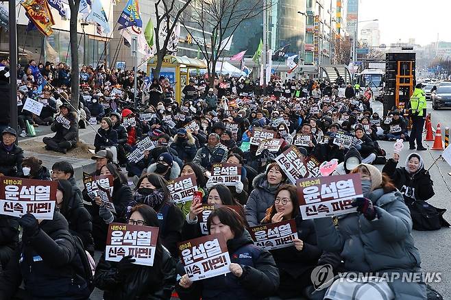 탄핵 촉구 26차 대전시민대회 (대전=연합뉴스) 이주형 기자 = 22일 오후 대전 서구 둔산동 은하수 네거리에서 시민사회·노동단체와 진보정당 등으로 구성된 윤석열정권퇴진대전운동본부가 대통령 탄핵을 촉구하는 26차 대전시민대회를 진행하고 있다. 2025.2.22 coolee@yna.co.kr