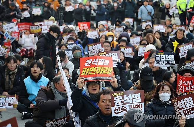 탄핵 촉구 26차 대전시민대회 (대전=연합뉴스) 이주형 기자 = 22일 오후 대전 서구 둔산동 은하수 네거리에서 시민사회·노동단체와 진보정당 등으로 구성된 윤석열정권퇴진대전운동본부가 대통령 탄핵을 촉구하는 26차 대전시민대회를 진행하고 있다. 2025.2.22 coolee@yna.co.kr