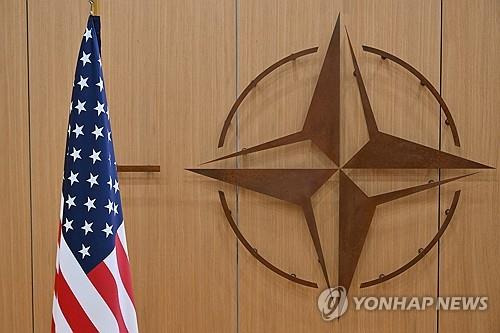 미국 성조기와 나토 로고  [EPA 연합뉴스 자료사진. 재판매 및 DB 금지]