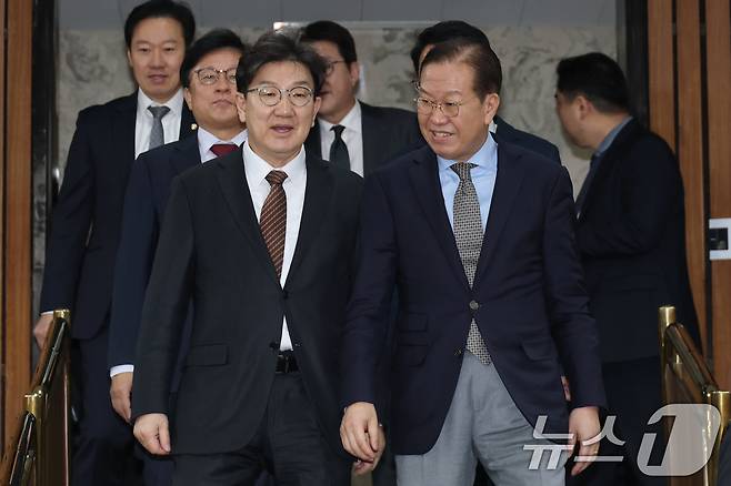 권영세 국민의힘 비상대책위원장과 권성동 원내대표 2025.2.18/뉴스1 ⓒ News1 이광호 기자