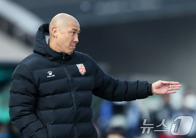 화성FC 차두리 감독이 23일 오후 경기 성남 탄천종합운동장에서 열린 하나은행 K리그2 2025 시즌 개막전 성남FC와 화성FC의 경기에서 선수들에게 지시를 내리고 있다. 2025.2.23/뉴스1 ⓒ News1 이동해 기자