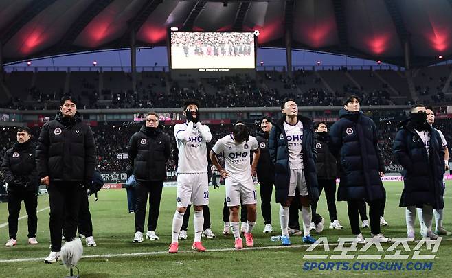 22일 상암동 서울월드컵경기장에서 열린 'K리그1 2025' FC서울과 FC안양의 경기. FC서울이 FC안양에 2대 1로 승리했다. 경기 종료 후 안양 축구팬들에게 인사하고 있는 FC안양 선수들. 상암=송정헌 기자songs@sportschosun.com/2025.02.22/