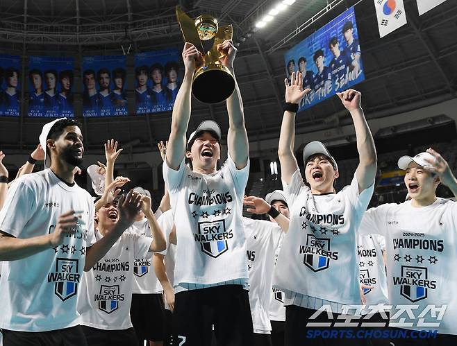 22일 서울 장충체육관에서 열린 우리카드와 현대캐피탈의 경기. 현대캐피탈이 세트스코어 3대1로 승리하며 정규시즌 우승을 확정지었다. 허수봉이 우승 트로피를 들어올리자 선수들이 환호하고 있다. 장충체=정재근 기자 cjg@sportschosun.com/2025.2.22/