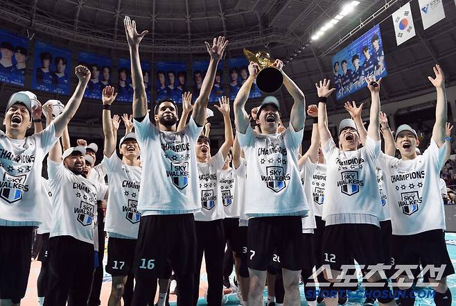 22일 서울 장충체육관에서 열린 우리카드와 현대캐피탈의 경기. 현대캐피탈이 세트스코어 3대1로 승리하며 정규시즌 우승을 확정지었다. 허수봉이 우승 트로피를 들어올리자 선수들이 환호하고 있다. 장충체=정재근 기자 cjg@sportschosun.com/2025.2.22/