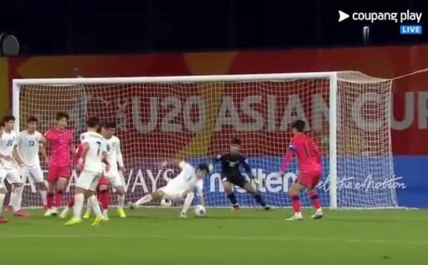 페널티박스 안에서 우즈벡 선수의 손에 공이 맞았음에도 선언되지 않은 PK. ⓒ쿠팡플레이