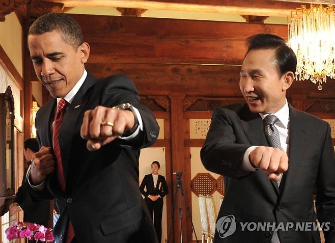 2009년 11월 한국을 방문한 버락 오바마 미국 대통령이 청와대에서 이명박 대통령의 태권도 시범을 따라하고 있다. 오바마 대통령은 자신이 주창한 핵 안보 정상회의가 2012년 3월 서울에서 개최되도록 배려할 정도로 이 대통령과 관계가 좋았으나 미사일 협정 개정에 대해선 완강한 모습을 보였다. /연합뉴스