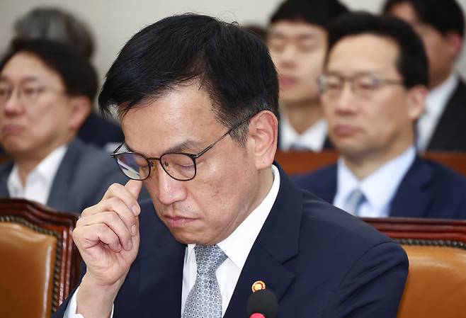 최상목 경제부총리 겸 기획재정부 장관이 지난해 12월 17일 오후 서울 여의도 국회에서 열린 기획재정위원회 전체회의에 출석해 질의를 듣던 도중 굳은 표정으로 안경을 고쳐쓰고 있다. /뉴스1