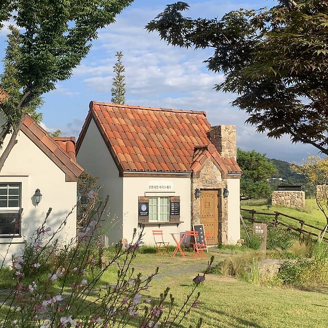 비하인드관. 뚜쥬루 제공