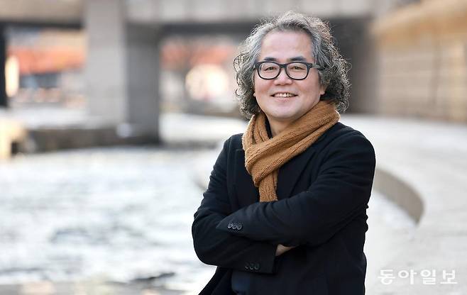 돌이켜 보면 직장인으로서 누린 40대의 화려한 성공은 회사의 후광 덕이었다는 정선용 씨는, 이제 반사체가 아니라 발광체로 살겠다고 다짐한다. 자기 몸속에서 작은 빛을 내는 반딧불이처럼. 송은석 기자 silverstone@donga.com