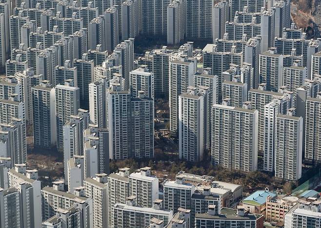 부동산 시장이 전반적으로 침체한 가운데 서울시가 지난 12일 아파트 수요가 몰리는 송파구 잠실동, 강남구 삼성·대치·청담동 일대의 토지거래허가구역 지정을 해제했다. 사진은 13일 서울 송파구 롯데월드타워 전망대에서 바라본 아파트들의 모습. 사진-여합뉴스