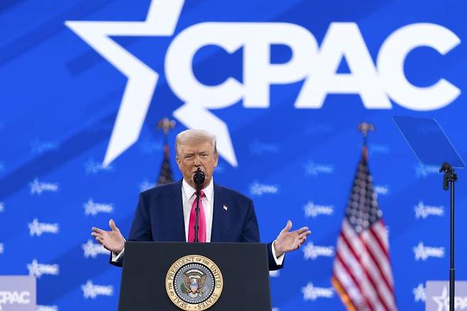 도널드 트럼프 대통령은 22일(현지 시간) 미국 메릴랜드주 옥슨힐에서 열린 보수정치행동회의(CPAC) 연례행사에서 연설하고 있다. 그는 70여분에 걸쳐 행한 연설에서 취임 1개월여 동안 실행한 다양한 정책과 그 진전을 열거했다. /사진=뉴시스