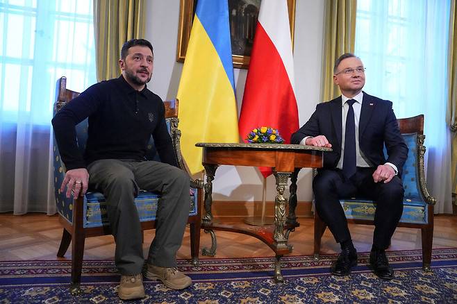 폴란드 대통령 안제이 두다와 우크라이나 대통령 볼로디미르 젤렌스키가 지난달 15일 폴란드 바르샤바의 벨베데레 궁전에서 회담하고 있다. 바르샤바/로이터 연합뉴스