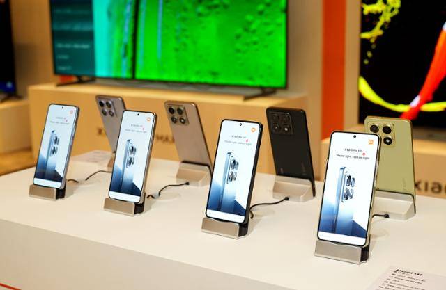 샤오미가 국내 법인을 설립하며 첫 출시한 스마트폰 '샤오미 14T'가 전시된 모습. 샤오미 제공