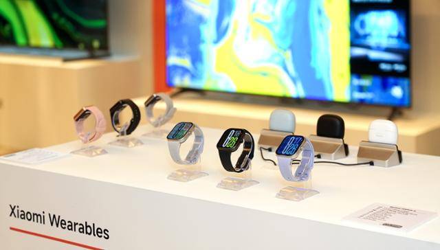 '레드미 워치 5'를 비롯해 웨어러블 제품이 전시된 모습. 샤오미 제공